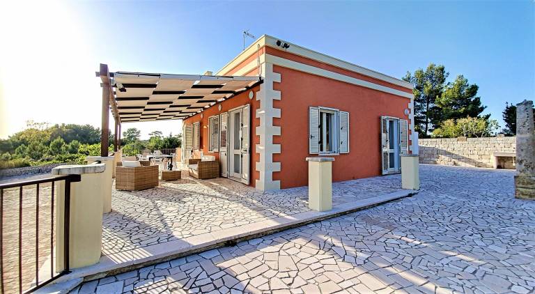 Villa with terrace, BBQ & private pool | Beach view — photo 2