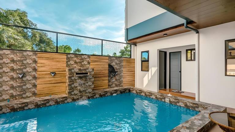 Villa with pool & grill in Angeles City