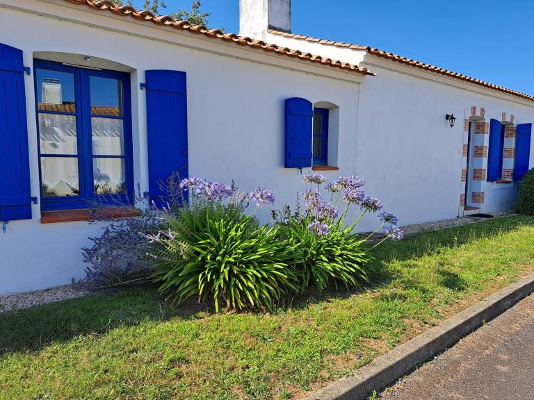Vacation home with barbeque, yard & private pool — photo 2