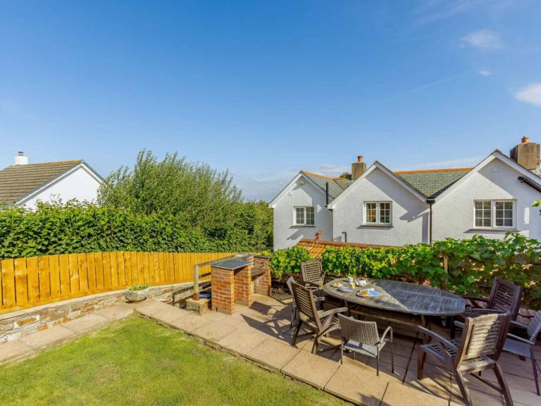 Cottage with jacuzzi, terrace & garden in Bideford