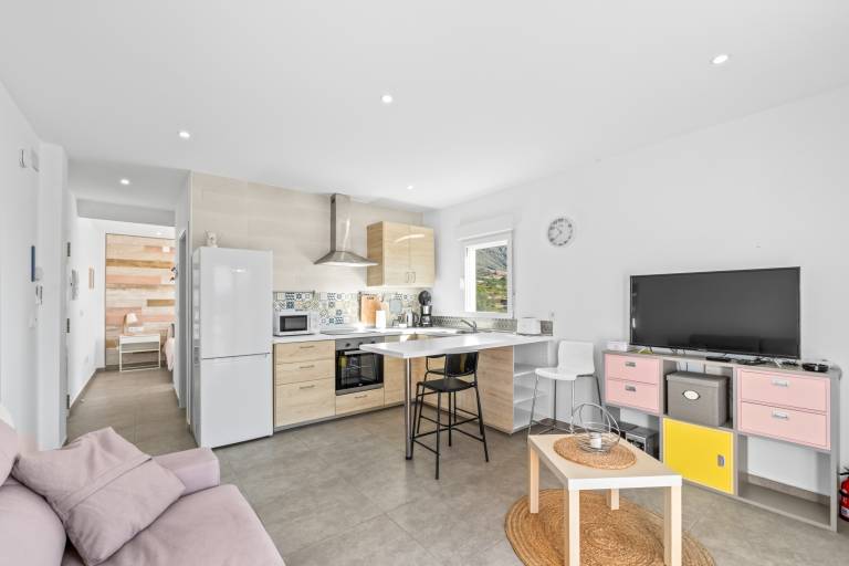 Apartment 'Unforgettable Rental in A Beautiful' with Balcony, Wi-Fi and Air Conditioning — photo 4