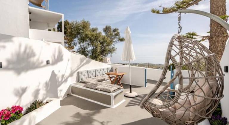 Holiday apartment with patio & yard — photo 3