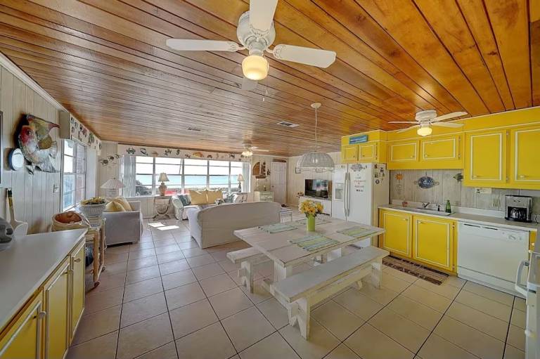 Beachfront Retro Cottage. Pet-friendly. Single family home. Gorgeous sunsets. — photo 4
