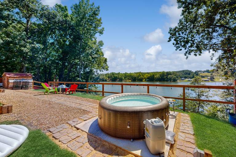 Hot Tub + Fire Pit: Lakeside Getaway, Dogs Welcome in Al