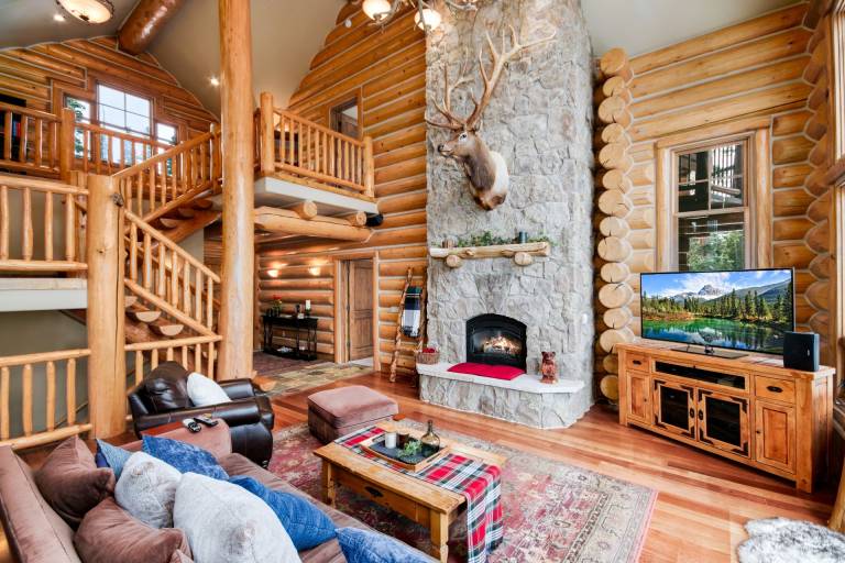 Camron Lodge - Wraparound Deck, Private Hot Tub, Fireplace, Pool Table, Pet Friendly — photo 3