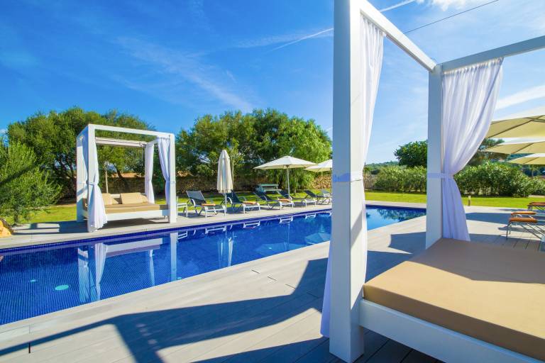 Vacation home with garden, hot tub & grill — photo 2