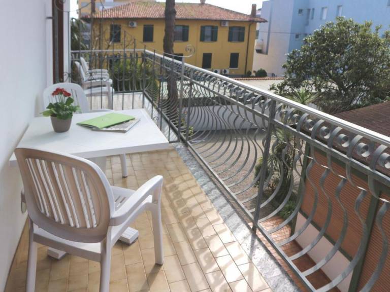 Practical one-bedroom flat for 3 guests in Lignano — photo 3