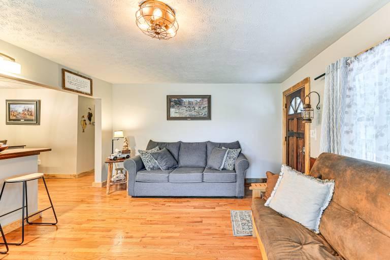 On 220 Acres! Hot Tub Haven in West Liberty — photo 4