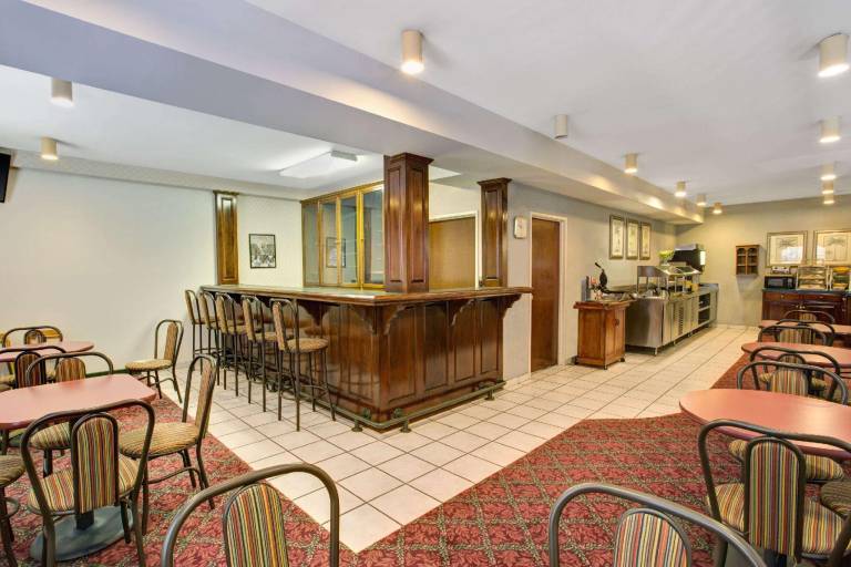 Days Inn & Suites by Wyndham Hickory — photo 4