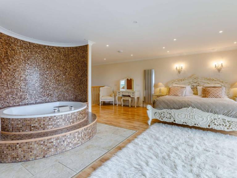 Cottage with garden & hot tub in Bideford