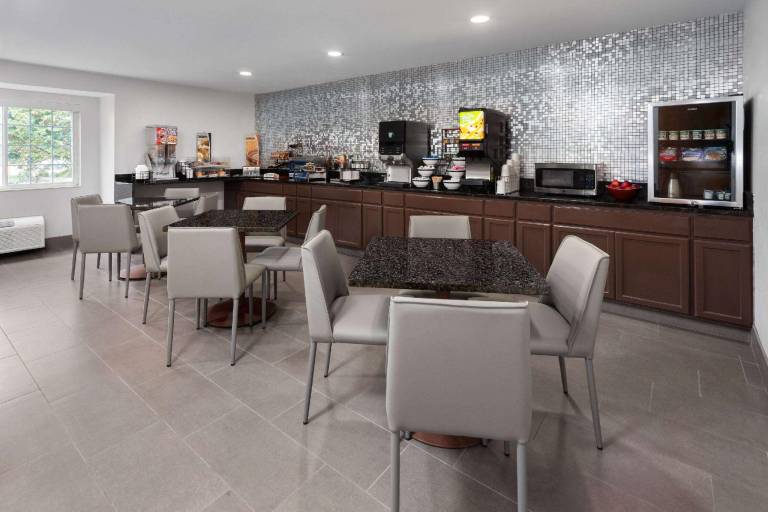 Microtel Inn & Suites by Wyndham Janesville — photo 4
