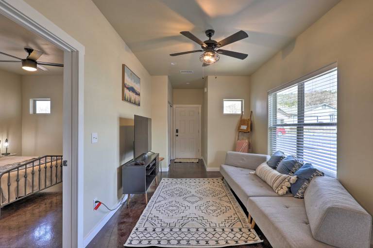 Modern Retreat: 3 Blocks to Dtwn Williams + Rte 66 — photo 4