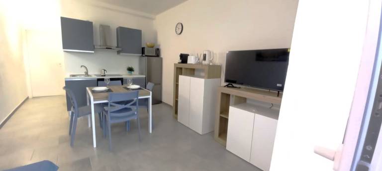 Apartment with pool & yard — photo 2