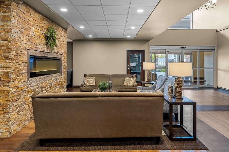 Best Western Plus Lacombe Inn & Suites — photo 4