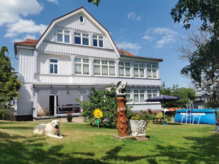 Moderne Ferienwohnung in Friedrichroda mit Garten, gemeinsamem Pool und Grill