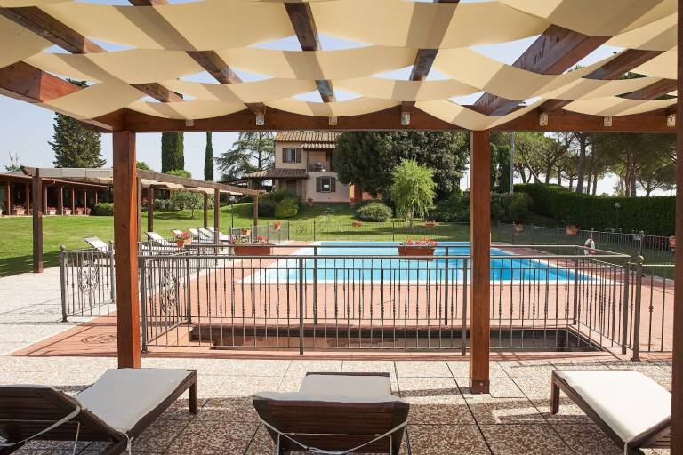 Child-friendly house with private pool, BBQ & yard | Pet-friendly — photo 5
