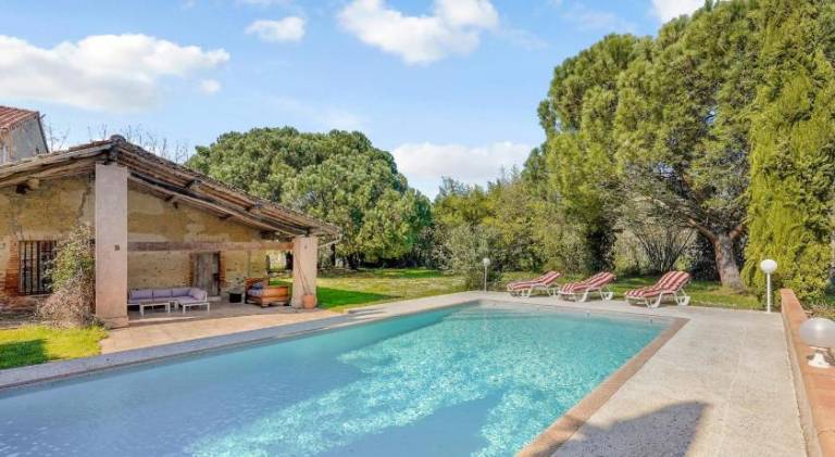 Vacation home with jacuzzi & pool in Montauban