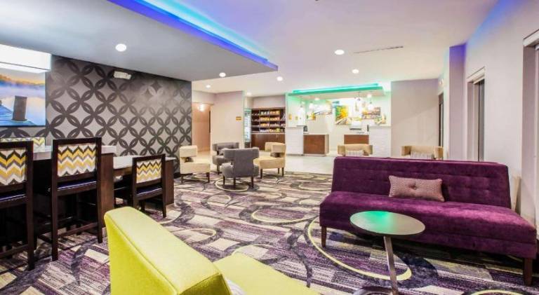 La Quinta Inn & Suites by Wyndham Elkhart — photo 2