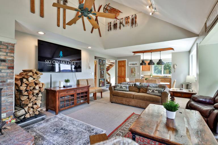 Condo with sauna & hot tub | Mountain view | Perfect for remote work in Killington, VT