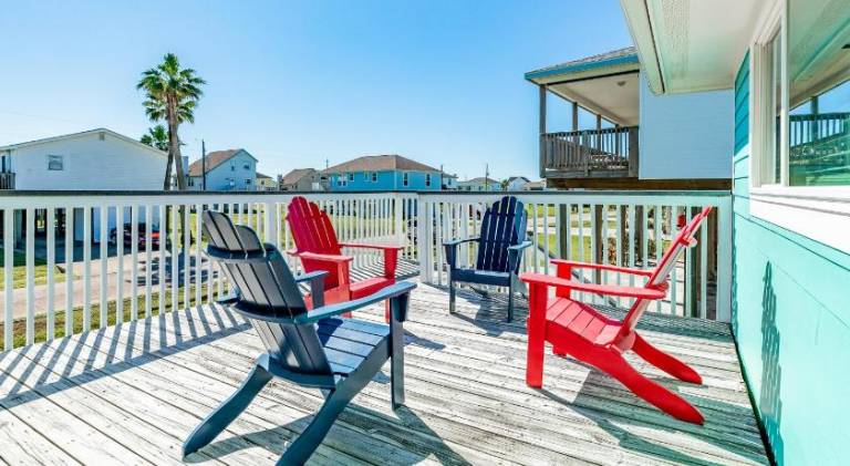 Fully equipped charming vacation home with garden, pool & terrace | Next to the beach | Suitable for remote work | Pet-friendly in Galveston, TX