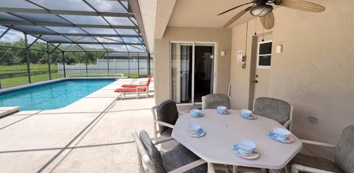 House with private pool | Water view — photo 3
