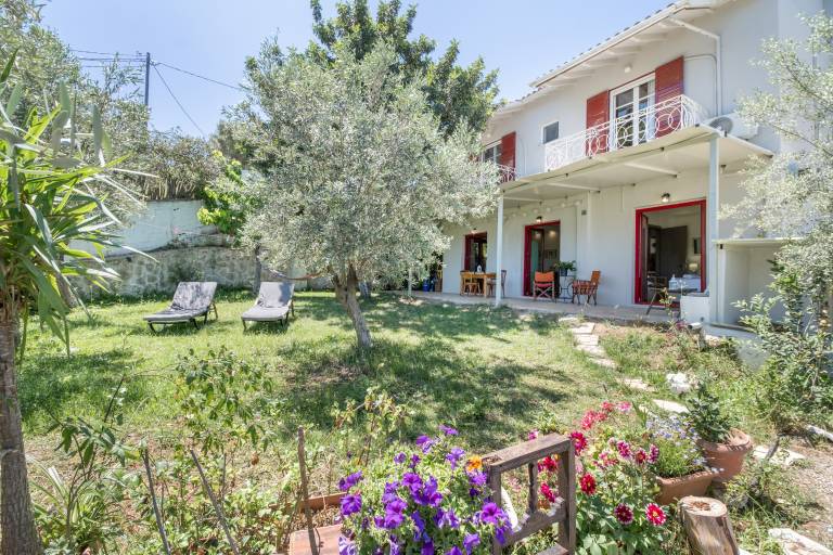 House with yard in Lefkada