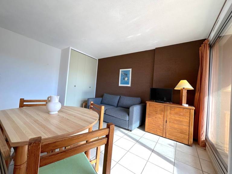 Holiday apartment with pool — photo 4