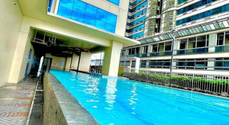 Apartment with pool & yard — photo 4
