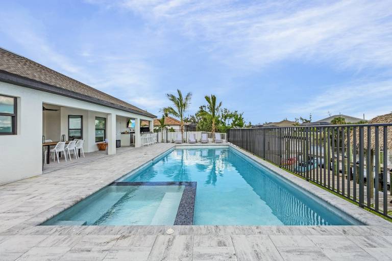 Children-friendly nice vacation home with jacuzzi, private pool & barbecue | Water view | Pets allowed — photo 4