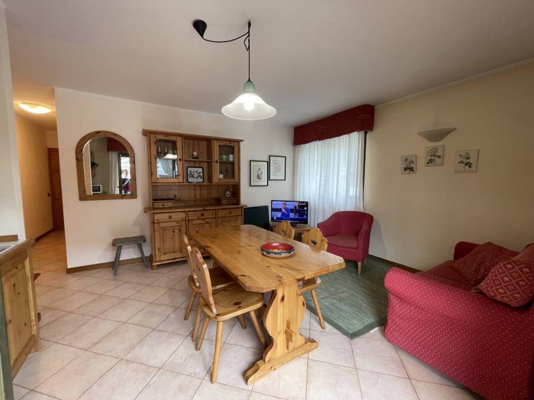 Apartment with garden in Pinzolo