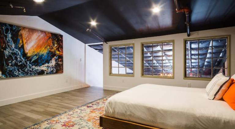 Big serviced apartment with BBQ & hot tub | Perfect for remote work | Pets allowed — photo 2