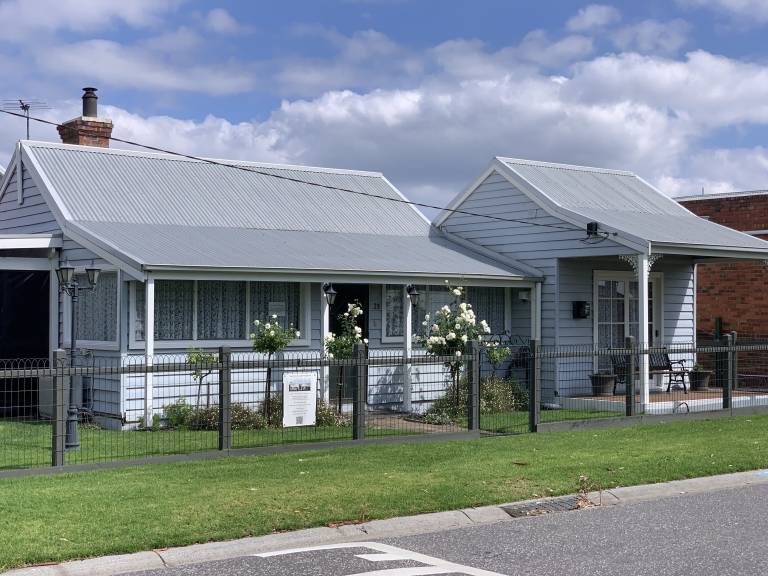 House  Pakenham