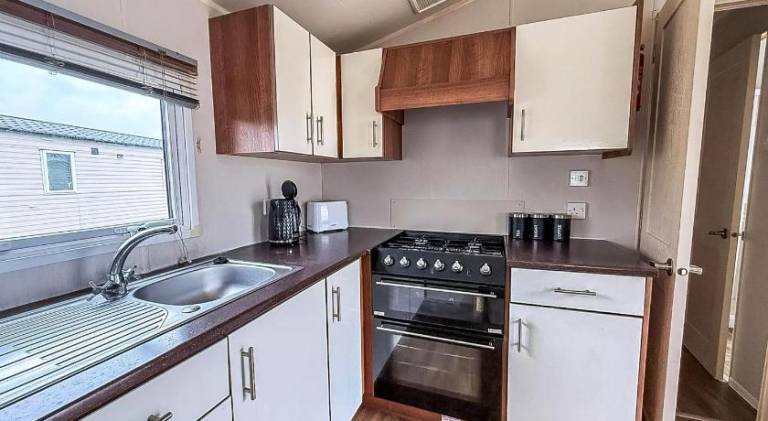 Great 8 Berth Caravan For Hire At Seawick Holiday Park In Essex Ref 27227Sw — photo 3