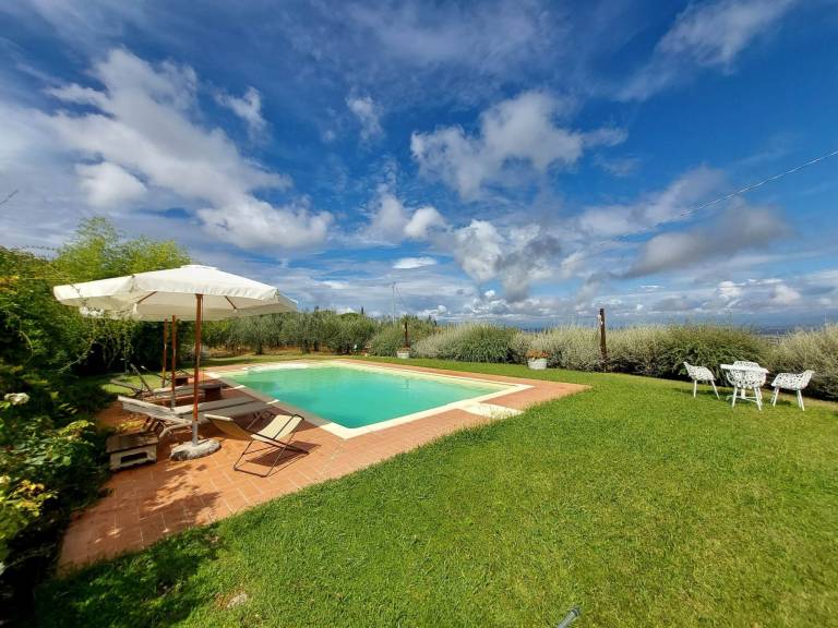 Vacation home with private pool, barbeque & garden — photo 4