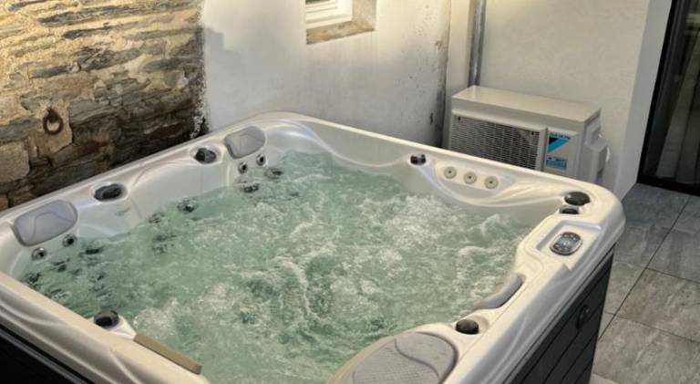 House with jacuzzi — photo 5