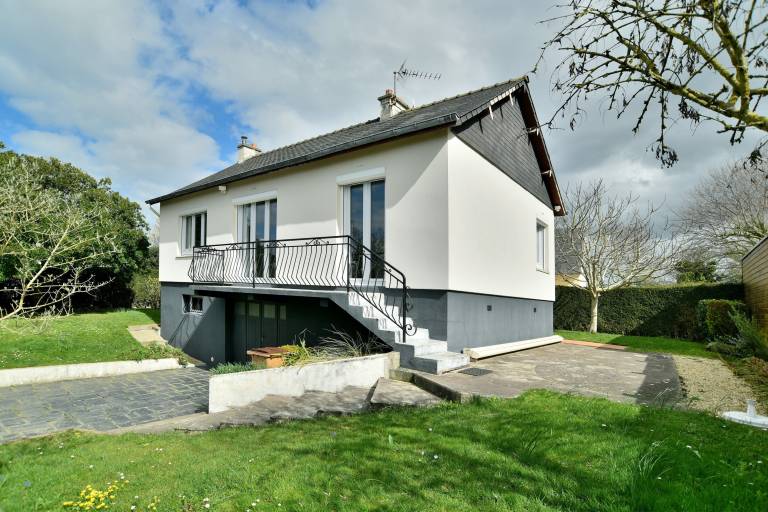 House with BBQ, patio & garden in Dinan