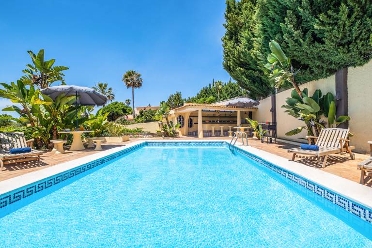 Villa with barbecue, yard & private pool — photo 3
