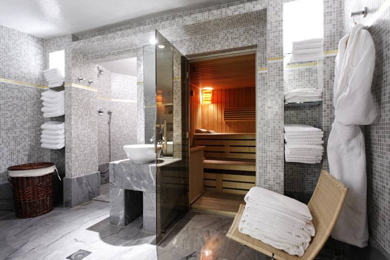 Hotel La Tremoille in Courbevoie