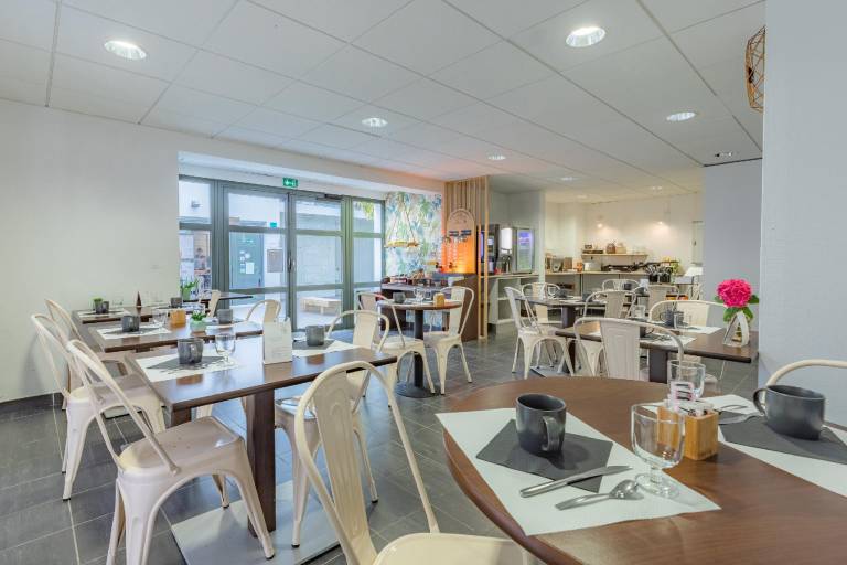 Serviced apartment with patio & garden | Suitable for remote work | Pet-friendly — photo 4