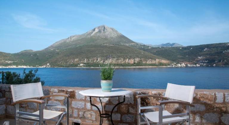 Serviced apartment with patio & pool in East Mani
