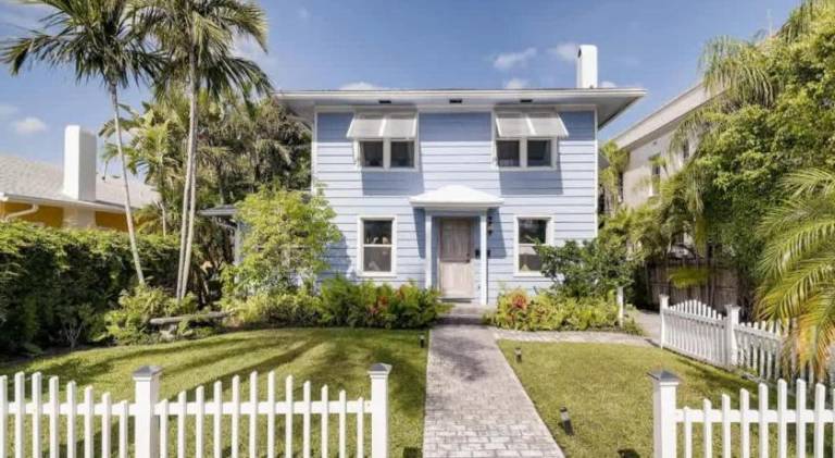 House with pool in West Palm Beach, FL