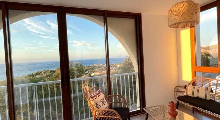 Apartment with patio & yard in L'Île-Rousse