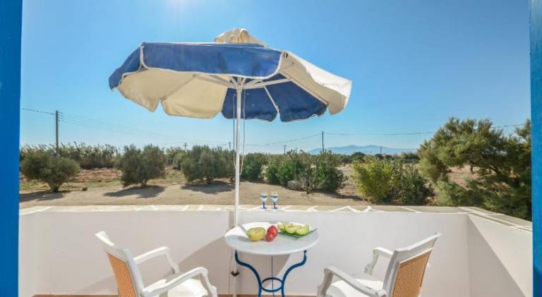 Holiday apartment with patio & yard — photo 4