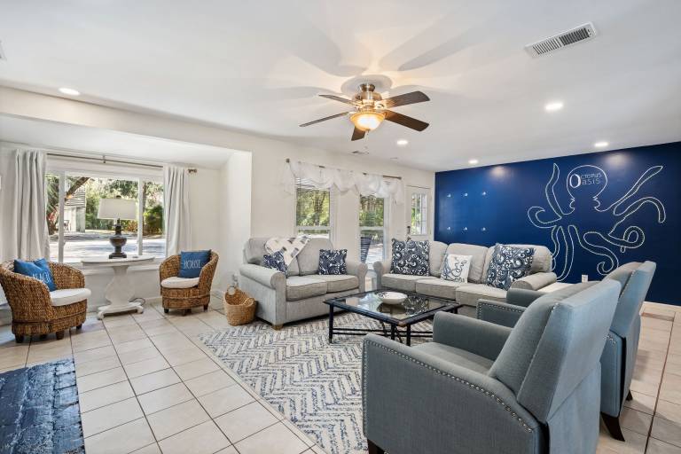 Vacation home with hot tub, grill & private pool — photo 3