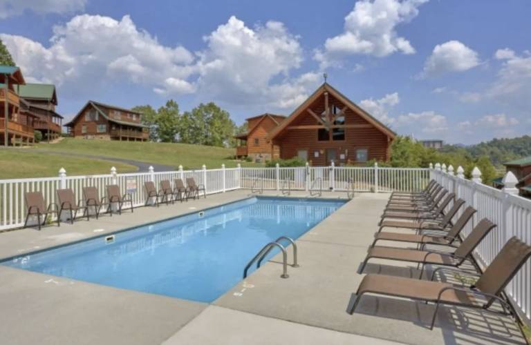 Cabin with pool, hot tub & BBQ | Mountain view — photo 2