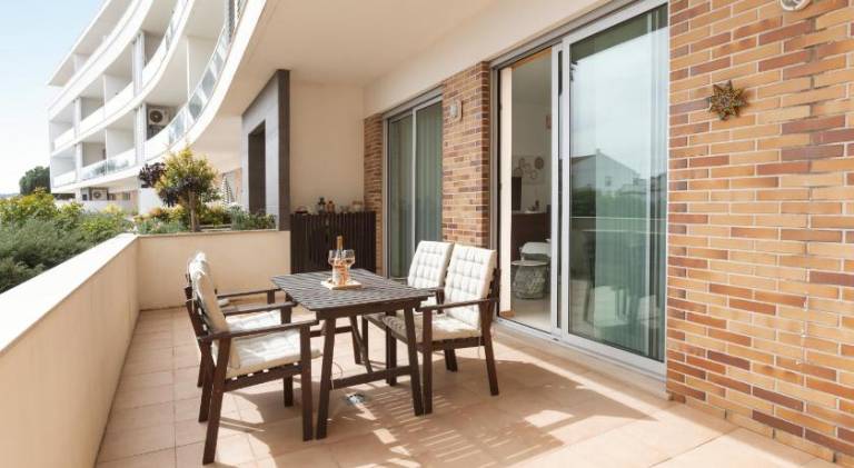 Apartment with pool, grill & patio — photo 5