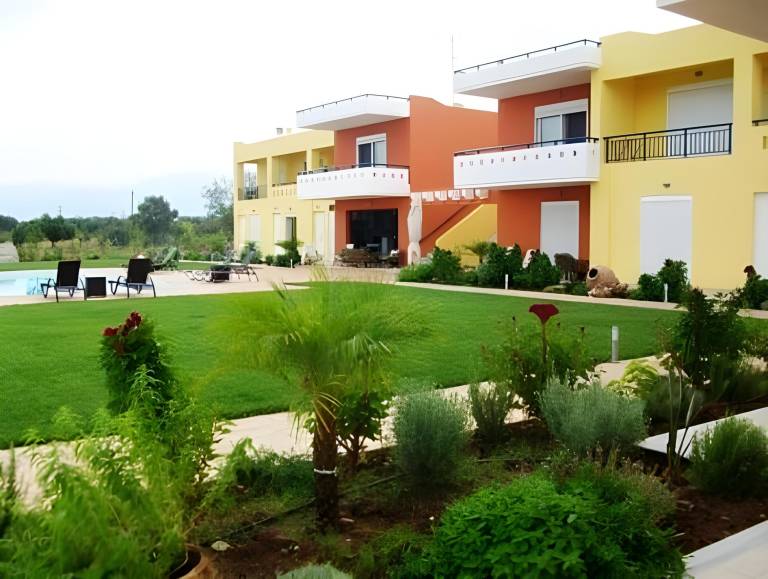 Serviced apartment with pool, patio & yard — photo 2