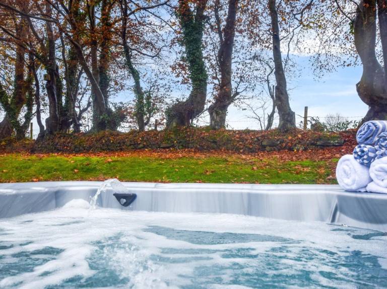 Beautiful cottage with grill, hot tub & yard | Pet-friendly — photo 4