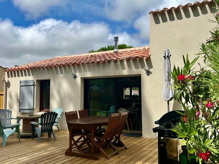 House with barbeque & garden — photo 2
