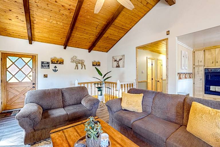 Idyllic Cabin in the Woods: Cozy Crestline Retreat — photo 3
